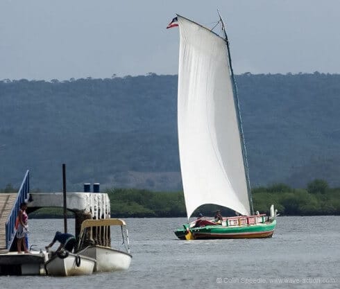 A "saveiro" leaves Maragojipe jetty.